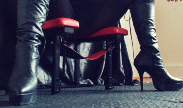 image of a queening chair 