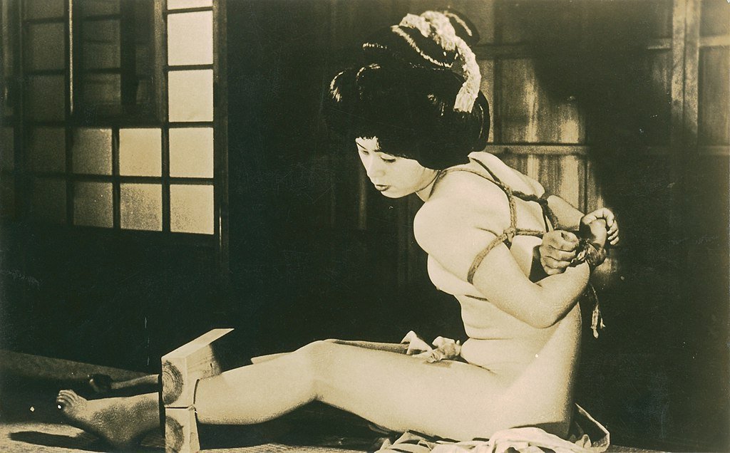 Dasha stol ustida orqasidan becerdin oladi Rus trans porno jinsiy aloqa