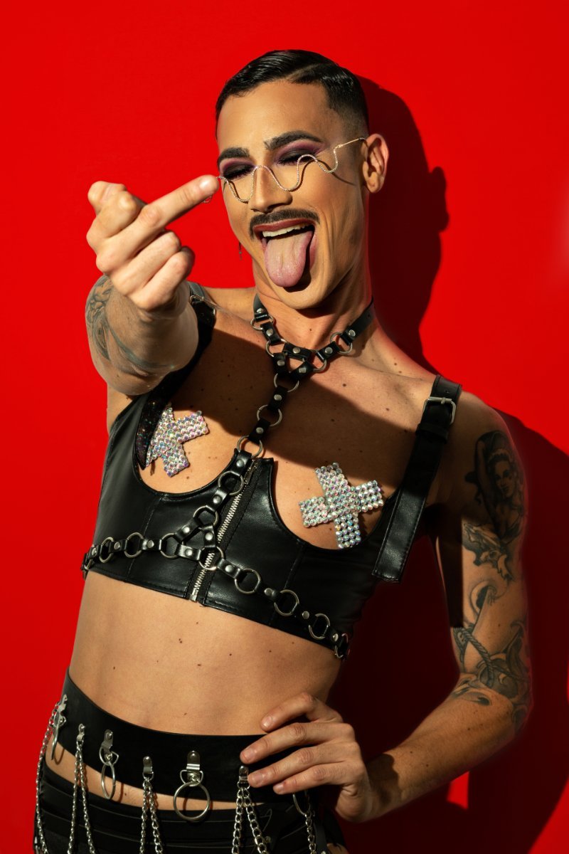 drag-queen-sticking-his-tongue-out-dressed-in-a-bl-2026-01-07-06-14-26-utc.jpg